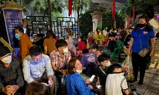 Người hâm mộ mang chăn ngủ qua đêm, chờ mua vé xem U23 Việt Nam