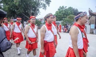 Độc đáo cảnh trai Hà thành mặc váy rước nước tại Lễ hội đình Chèm