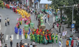 Mãn nhãn lễ rước kiệu đền Bạch Mã quanh phố đi bộ hồ Hoàn Kiếm