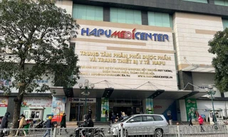 Kit test cháy hàng, dân chờ cả tiếng không mua được phải 'quay xe'