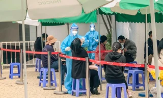 F0 tăng nhanh, điểm xét nghiệm COVID-19 tại Hà Nội đông từ sáng đến chiều tối
