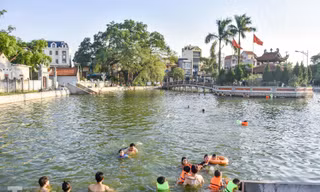 Ao làng ô nhiễm thành bể bơi miễn phí, người dân tắm giải nhiệt ngày nắng nóng