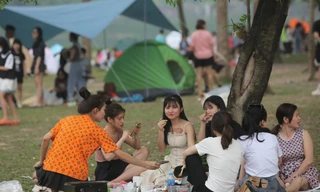 Đông nghịt người cắm trại ở công viên Yên Sở trong ngày cuối nghỉ lễ