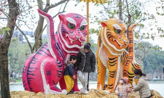 Dàn hổ độc lạ bên Hồ Gươm từ tranh dân gian Hàng Trống