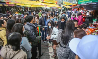 Nghẽn lối vào phủ Tây Hồ trong ngày đi làm đầu tiên sau kỳ nghỉ Tết Nguyên đán