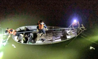 Văng qua lan can cầu, nam thanh niên rơi xuống sông mất tích trong đêm