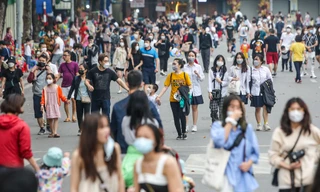 Phố đi bộ Hồ Gươm đông đúc ngày cuối tuần đầu tiên mở cửa