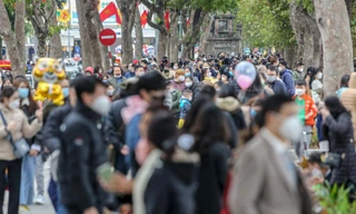 Hồ Hoàn Kiếm đông đúc ngày mùng 1 Tết Nhâm Dần 