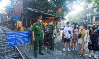 Đóng phố cà phê đường tàu, du khách 'ngẩn ngơ quay đầu' 