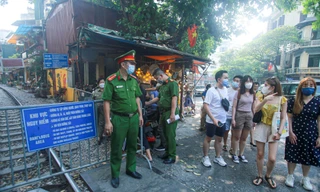 Đóng phố cà phê đường tàu, du khách 'ngẩn ngơ quay đầu' 