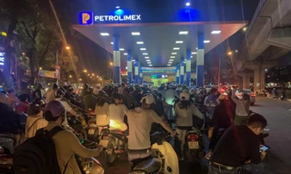 Người dân Hà Nội xếp hàng dài lúc nửa đêm để đổ xăng
