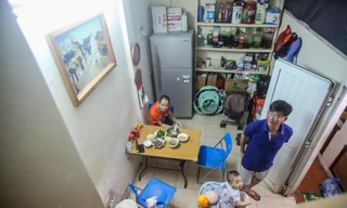 Cảnh chật chội, ẩm thấp bên trong những biệt thự cũ trên 'đất vàng' Hà Nội