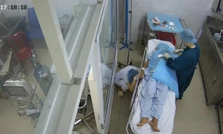 Điều dưỡng mệt nhoài vẫn cố nắm tay bà cụ 'đòi chết' sau 10 năm chạy thận