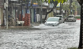 Người Vũng Tàu 'bơi' trên đường sau trận mưa lớn