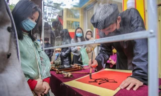 Sĩ tử xếp hàng 'vái vọng', xin chữ đầu năm bên ngoài Văn Miếu