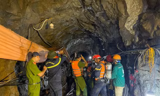 Xuyên đêm tìm kiếm công nhân bị lũ cuốn vào hầm thủy điện sâu hàng trăm mét