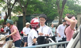 Ngày đầu thi vào lớp 10 ở Hà Nội: Teen không lo, phụ huynh túc trực "cứu nguy"