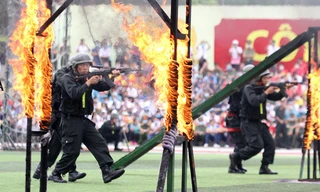 Biểu diễn kỹ thuật vượt chướng ngại vật kết hợp bắn súng diệt mục tiêu.