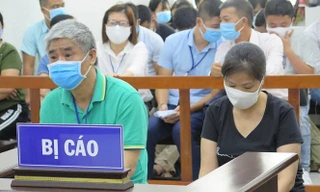 Các bị cáo Doãn Quý Phiến và Nguyễn Bích Quy tại tòa phúc thẩm.