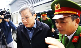 Bị cáo Nguyễn Bắc Son được đưa tới tòa án Hà Nội.