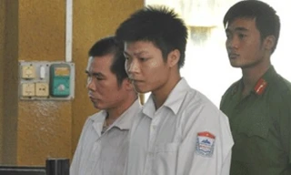 Tạc Văn Ngọ và Tạc Văn Hoan tại tòa án năm 2012.