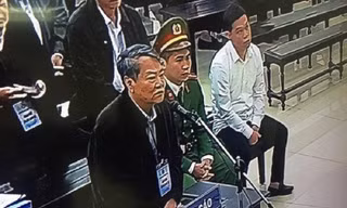 Bị cáo Phan Xuân Ít trình bày tại tòa.