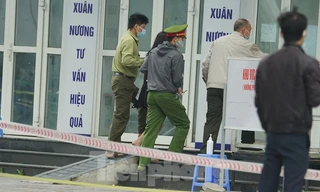 Cảnh sát thuyết phục một người định bỏ khỏi khu cách ly tại Hà Nội. 