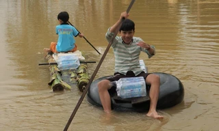 Tổ tình nguyện chia cơm nước, trẻ em dùng bè chuối đi nhận tiếp tế