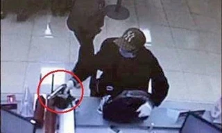 Nam thanh niên rút súng, đe dọa nhân viên ngân hàng.