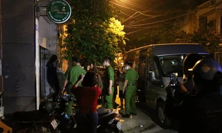 Lực lượng chức năng tiến hành bắt giữ ông Nguyễn Minh Khoa