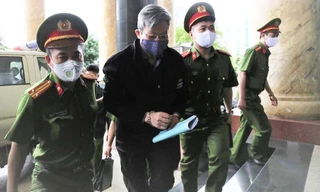 Bị cáo Nguyễn Bắc Son được dẫn giải tới tòa án.