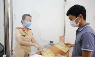 Cấp biển số xe màu vàng theo Thông tư 58. Ảnh Nguyễn Trọng Tài.