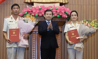 Ông Lê Minh Trí - Viện trưởng Viện KSND Tối cao chúc mừng bà Nguyễn Hải Trâm và ông Nguyễn Duy Giảng.