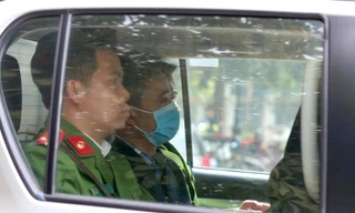 Các bị cáo được dẫn giải tới tòa.