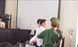 Hình ảnh luật sư Trần Quốc Toản bị cưỡng chế ra khỏi tòa.