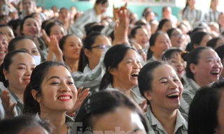 Phạm nhân xem văn nghệ trong trại giam. Ảnh Nguyễn Thắng.