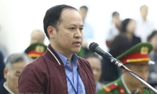 Bị cáo Nguyễn Đăng Nguyên trình bày tại phiên tòa. Ảnh TTXVN.