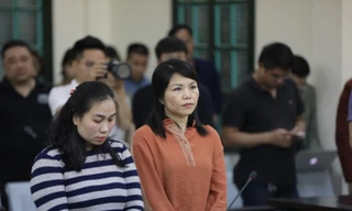 Các bị cáo Vân, Vững tại tòa.