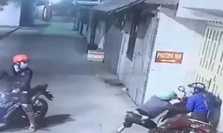 Cô gái cướp xe ôm rồi sang Anh ở với mẹ