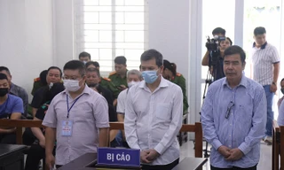 Từ bìa trái qua, các bị cáo Tấn, Hoàng, Hiệp.