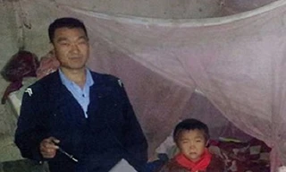 Nhân viên cảnh sát tặng cho cậu bé chiếc đồng hồ báo thức