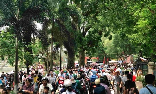 Dòng người chen chúc để vào công viên Thủ Lệ