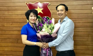 Đồng chí Nguyễn Anh Tuấn, Phó Bí thư thường trực Đảng ủy cơ quan Trung ương Đoàn tặng hoa chúc mừng chị Lê Hồng Hạnh