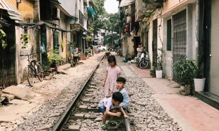 trẻ em vui đùa trên đường ray