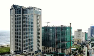 Nhiều dự án Condotel đang mọc lên dọc bãi biển Mỹ Khê, Đà Nẵng). Ảnh: Hồng Vĩnh.