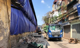 thu gom phế thải khu vực nhà xưởng bị cháy