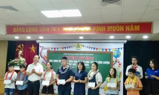 Đại diện lãnh đạo Đảng ủy, Công đoàn cơ quan trung ương đoàn trao thưởng cho các cháu học sinh