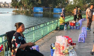 hàng quán chiếm vườn hoa, vỉa hè