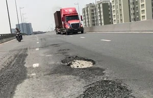 Mặt cầu vượt Long Biên bong tróc dài cả mét