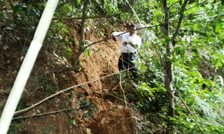Sườn núi bản Xốp Mạt có nguy cơ đổ xuống sông, đã có 13 hộ dân phải di dời khẩn cấp khỏi khu vực nguy hiểm